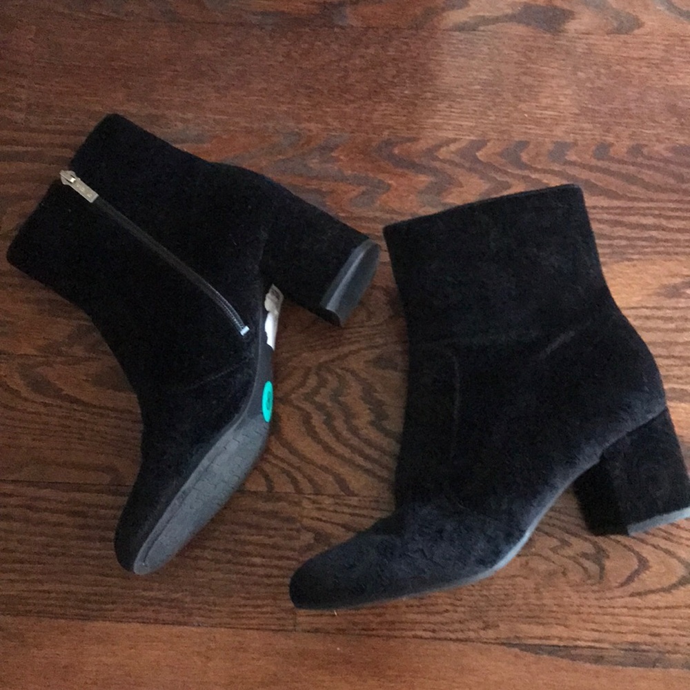 Velvet Booties Lace Pattern - Picture 2 of 5